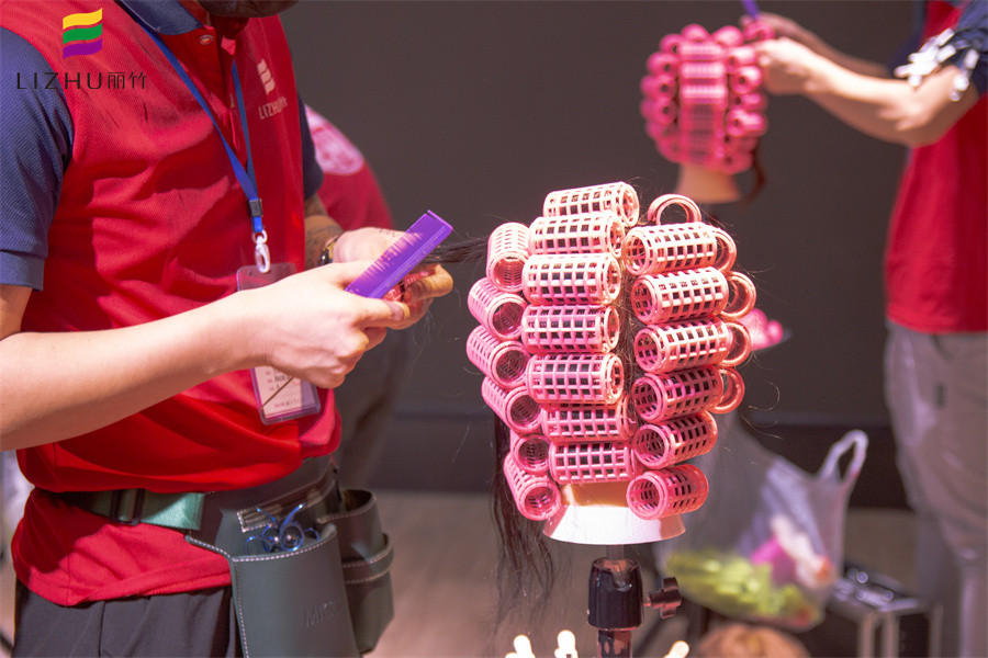 塑料卷發(fā)筒使用方法，廣西南寧專業(yè)燙發(fā)學(xué)校課程