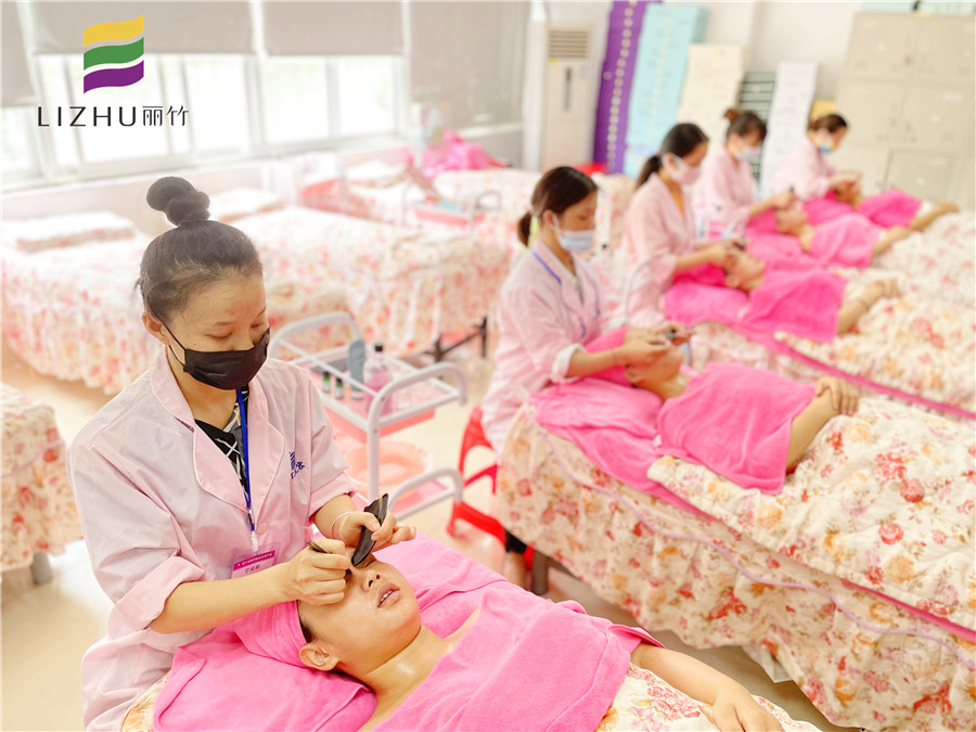 牛角刮痧板面部刮痧，廣西美容面部護理實操