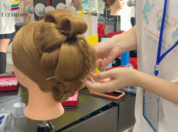 秀禾發(fā)型手打卷教程，南寧化妝盤(pán)發(fā)培訓(xùn)課件