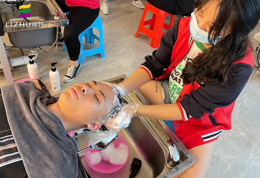 如何正確使用護(hù)發(fā)素？南寧美發(fā)基礎(chǔ)班教學(xué)內(nèi)容