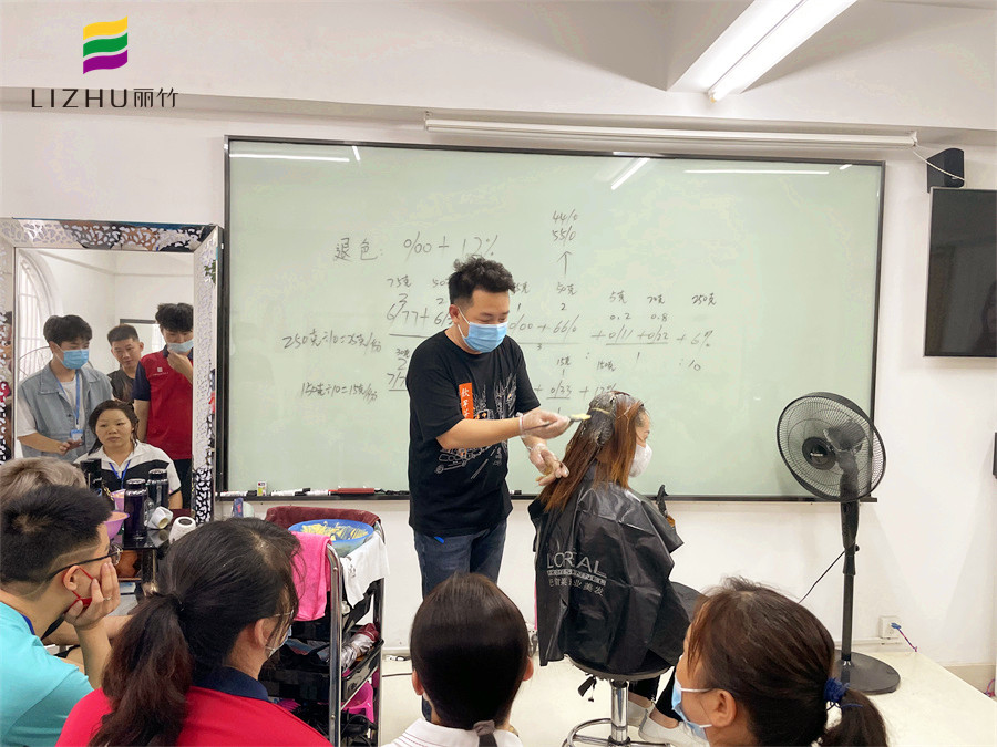 染膏怎么才能涂均勻？廣西染發(fā)培訓(xùn)學(xué)?，F(xiàn)場(chǎng)示范