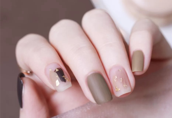 溫柔暖棕秋冬美甲 ??，南寧市美甲學(xué)校讓你成為“小太陽(yáng)”