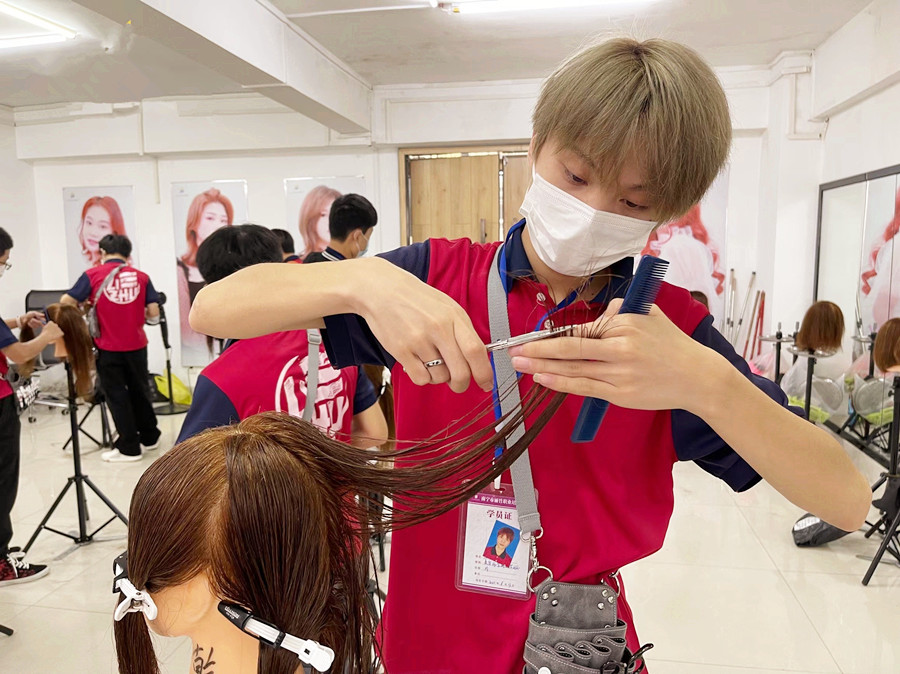 如何給長發(fā)分層？南寧理發(fā)剪發(fā)學校教你