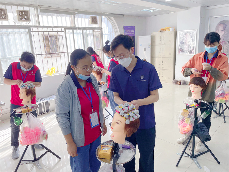 發(fā)根補(bǔ)燙技術(shù)的步驟，南寧燙發(fā)培訓(xùn)學(xué)校課堂實(shí)訓(xùn)