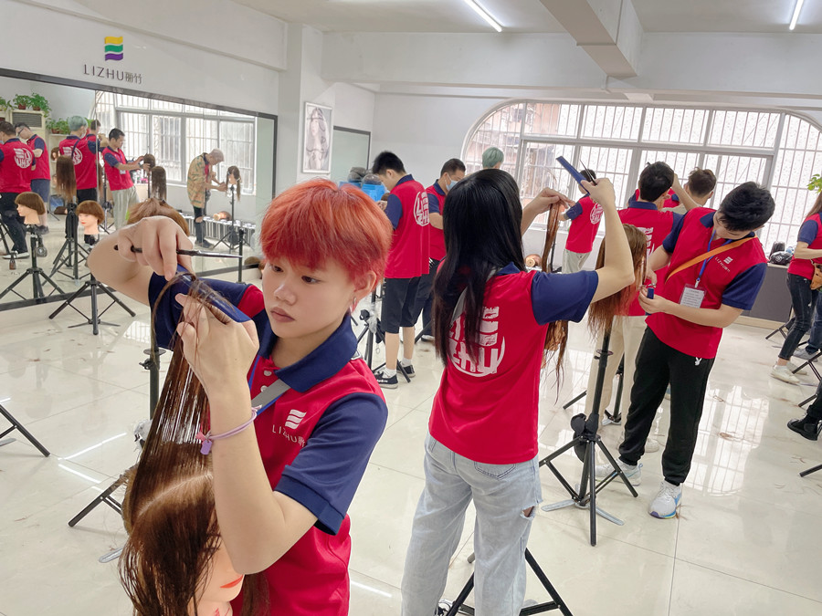 你適合剪齊劉海嗎？南寧剪發(fā)職業(yè)學校為你詳解