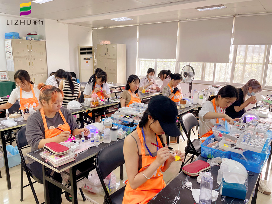 冬天做指甲為什么會(huì)裂？廣西南寧美甲學(xué)校分享原因