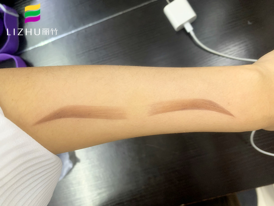 為什么要在手上畫眉？廣西化妝課堂練習