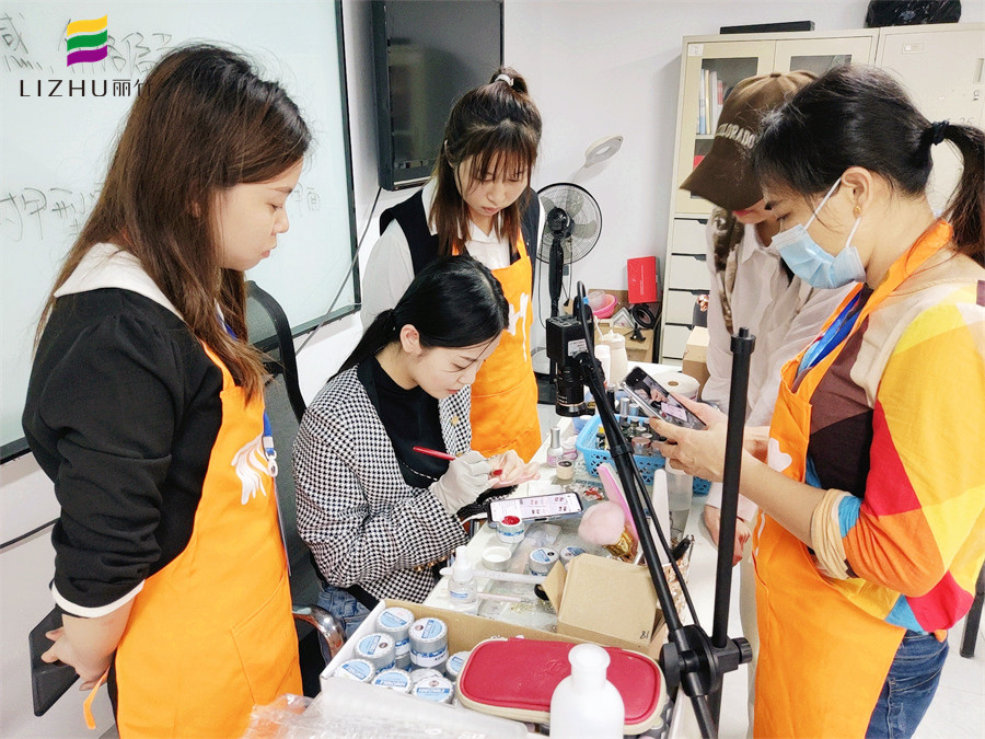 南寧學(xué)美甲要多久？南寧專業(yè)培訓(xùn)美甲師的學(xué)校歡迎你