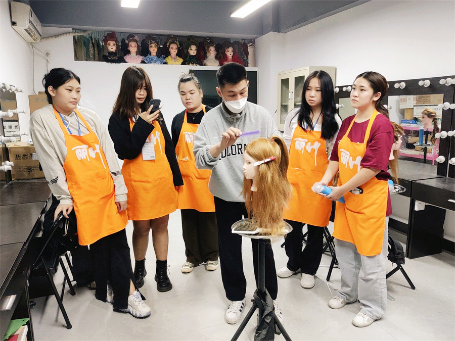 南寧化妝編發(fā)盤發(fā)去哪學？歡迎到麗竹學?；瘖y專業(yè)