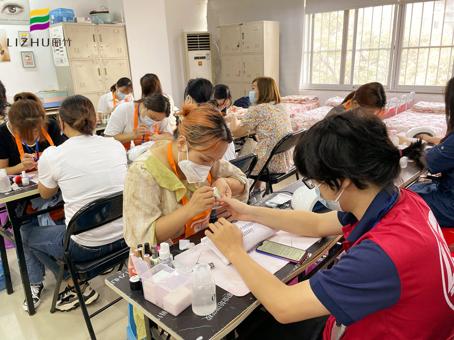 指甲油拉絲了怎么辦？廣西基礎(chǔ)美甲課件講解