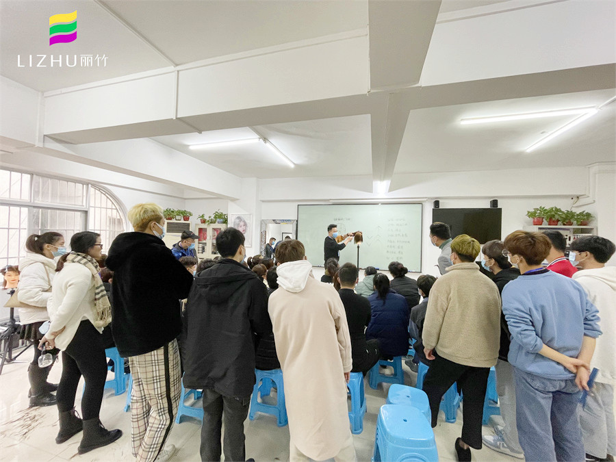 南寧燙染學(xué)校哪里好？南寧學(xué)燙染頭發(fā)多少錢(qián)？