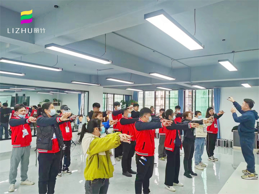 美發(fā)新手的手法練習，南寧理發(fā)課堂練習分享