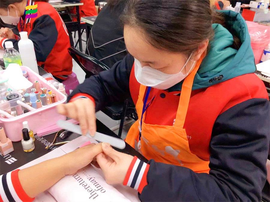 課堂實況！南寧美甲專業(yè)學員練習