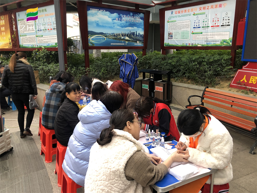 廣西美甲學(xué)校公益美甲進(jìn)社區(qū)，大受居民歡迎