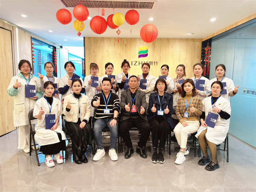 南寧美容培訓(xùn)班畢業(yè)，同學(xué)們，加油！