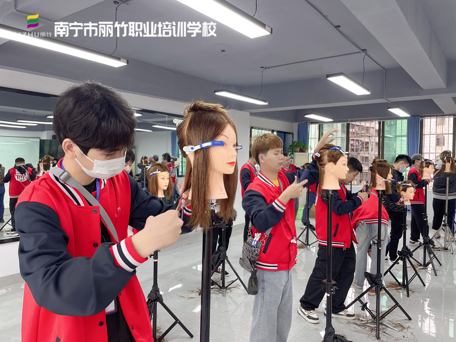 發(fā)型剪出層次感的技巧，南寧美發(fā)師培訓課程