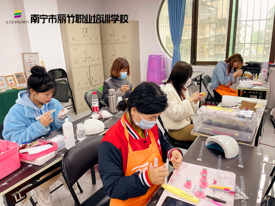 廣西美甲基礎(chǔ)內(nèi)容：經(jīng)常做美甲手會(huì)變黑嗎？