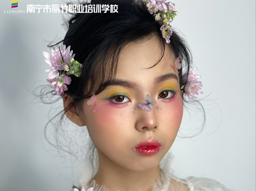 森系鮮花新娘造型，南寧新娘化妝學(xué)校作品