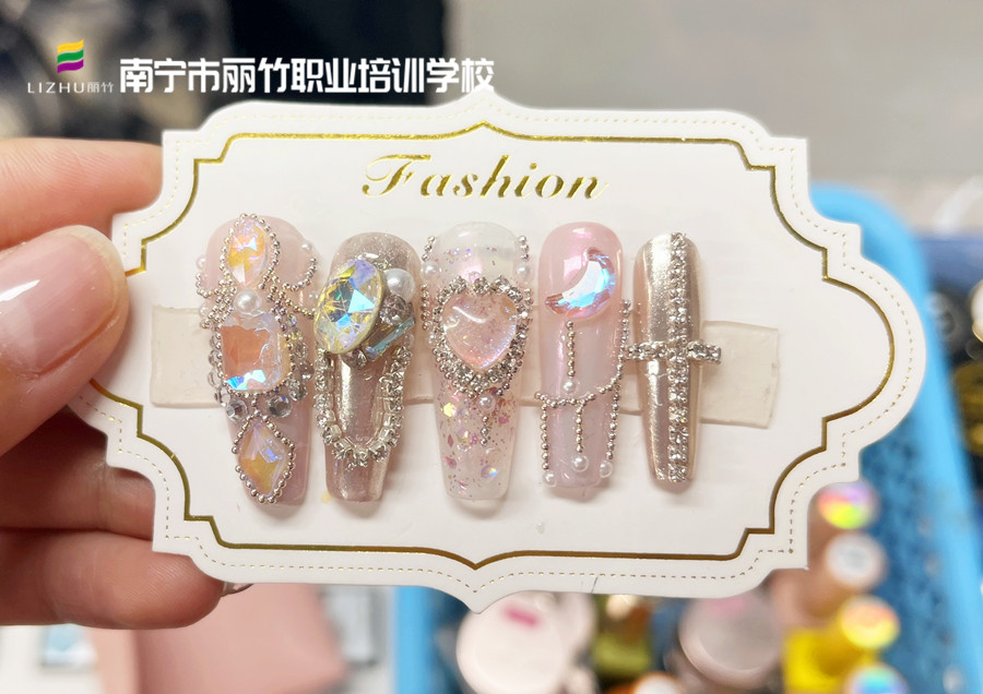 堆鉆美甲，零基礎學美甲在南寧