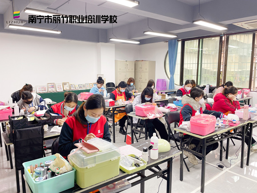 南寧學(xué)美甲哪里可以進(jìn)修？麗竹學(xué)校美甲專業(yè)