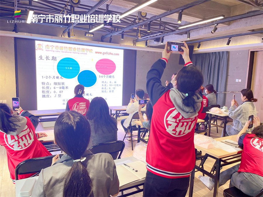 開班啦！直擊南寧美睫學(xué)校課堂實(shí)況