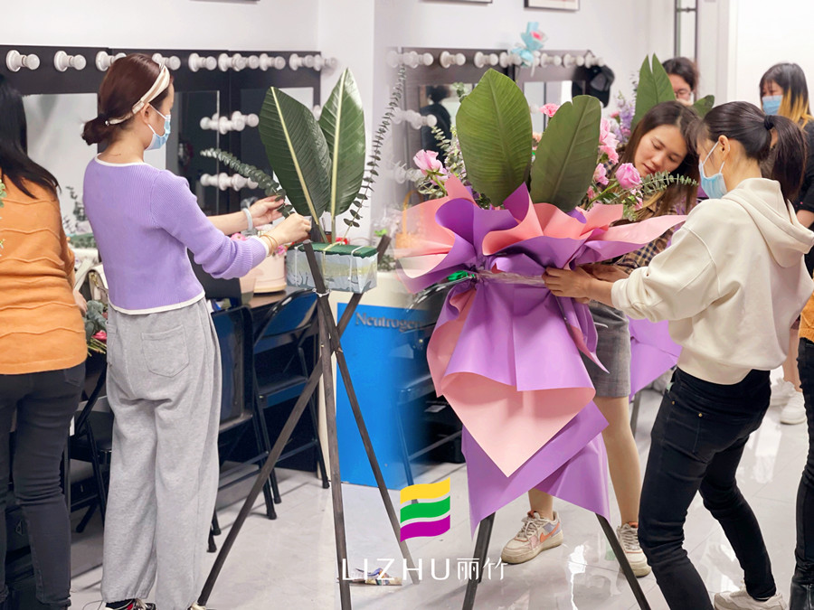 廣西學(xué)插花藝術(shù)：開業(yè)花籃制作技巧