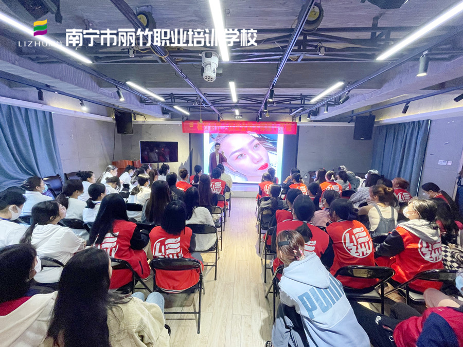 廣西學(xué)紋眉技術(shù)：生理鹽水對紋眉的重要性