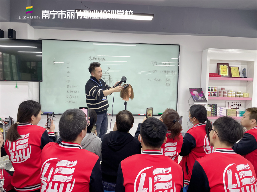 成功美發(fā)師具備哪些條件？南寧美發(fā)理發(fā)培訓(xùn)