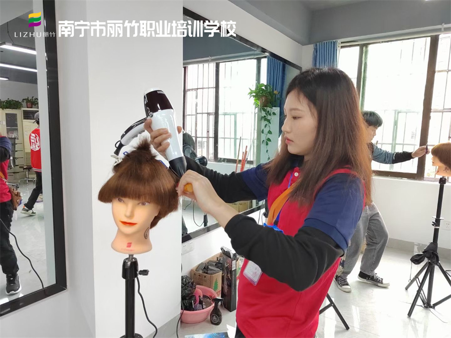 廣西學吹風造型、廣西美發(fā)吹風培訓