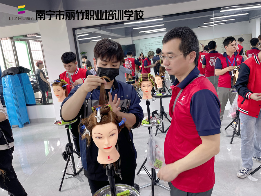 美發(fā)怎么卷杠紙？南寧美發(fā)卷發(fā)學校實訓展示