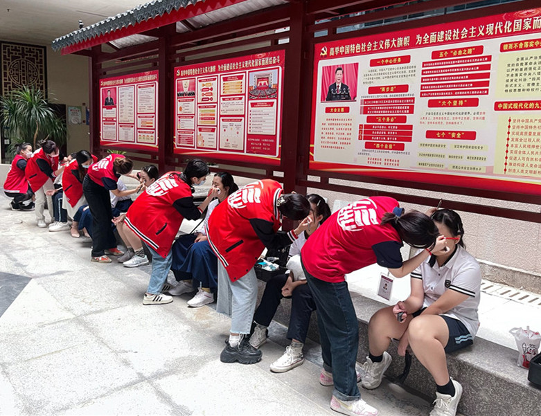 南寧化妝實踐課，為南寧十四中同學提供化妝服務