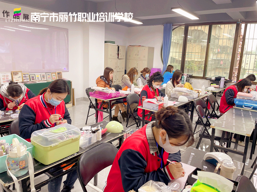 全貼甲片和半貼有什么區(qū)別？廣西美甲基礎(chǔ)班培訓(xùn)