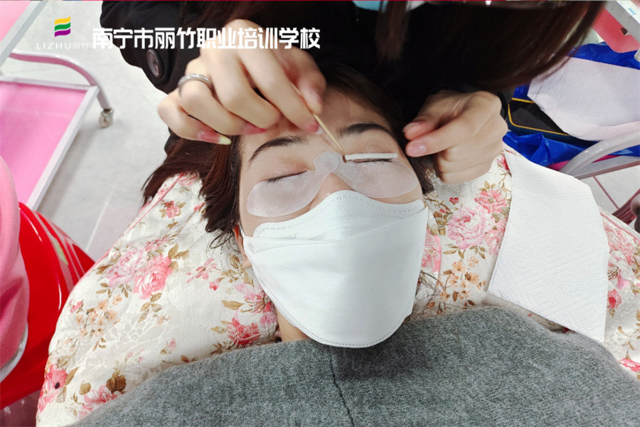 冷燙翹睫術的好處，南寧美甲美睫學校分享