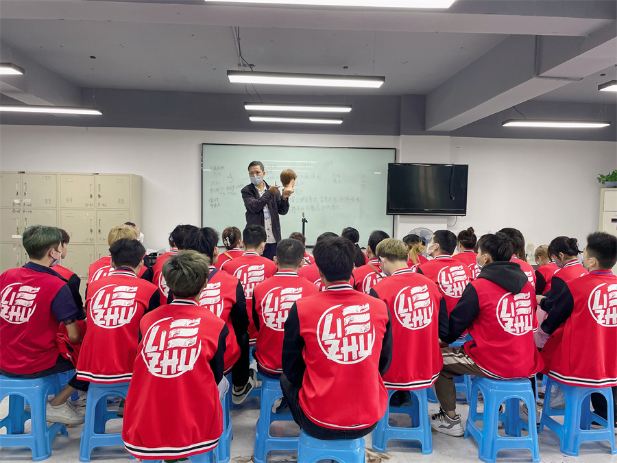 美發(fā)培訓(xùn)要學(xué)哪些內(nèi)容？南寧美發(fā)培訓(xùn)哪家有實(shí)力？