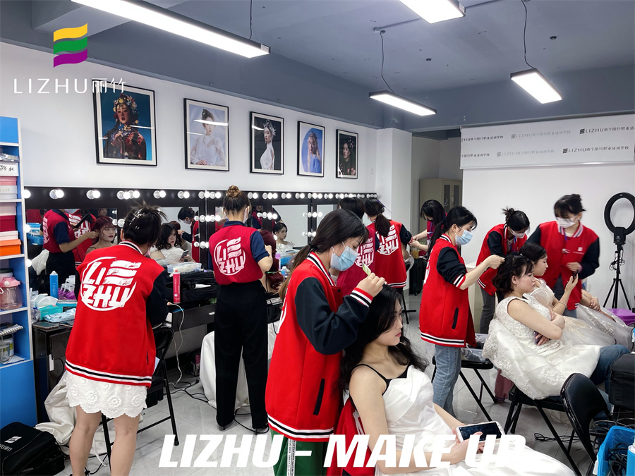 韓式新娘實(shí)訓(xùn)課堂，_南寧新娘彩妝造型學(xué)校實(shí)操