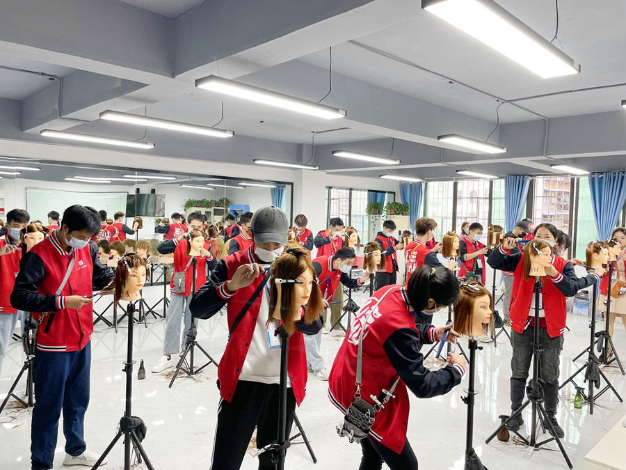 不同類型的長發(fā)如何修剪層次？廣西美發(fā)剪發(fā)學(xué)校教你