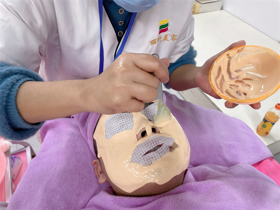 敷軟膜粉的好處？南寧美容皮膚管理學(xué)校實(shí)訓(xùn)講解