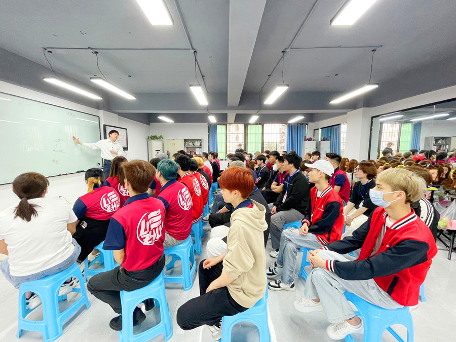 南寧美發(fā)學(xué)校推薦工作，麗竹學(xué)校舉行就業(yè)宣講會(huì)