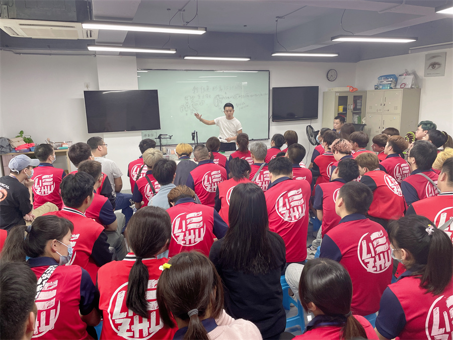 廣西美發(fā)學(xué)校哪家推薦工作？到麗竹學(xué)校就業(yè)宣講會(huì)