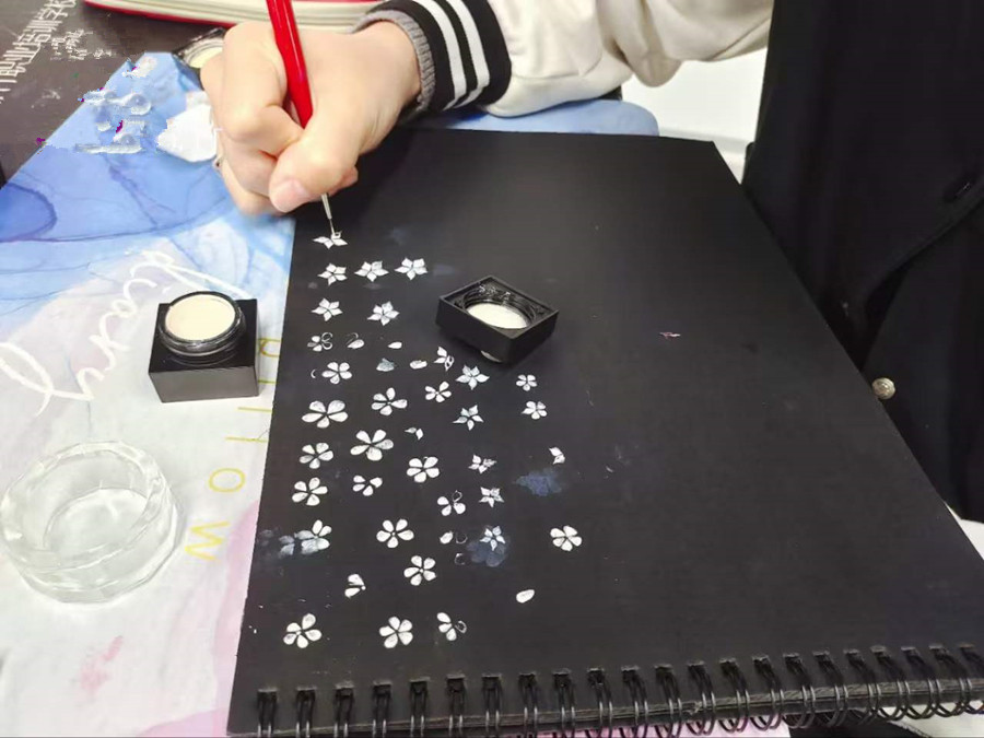 美甲紙上畫(huà)花，南寧美甲課堂練習(xí)