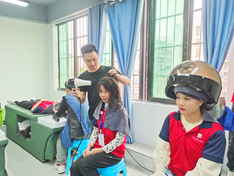 如何給發(fā)膜加熱？南寧美發(fā)職業(yè)技術學校課堂實訓講解