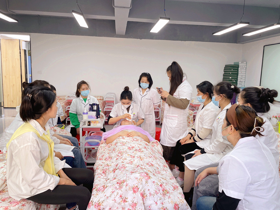 哪些化妝水不能濕敷？南寧美容護膚學校課堂筆記