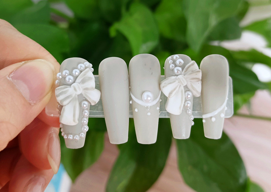 南寧美甲師專(zhuān)業(yè)學(xué)校學(xué)員作品：蝴蝶結(jié)美甲