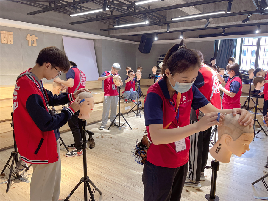 光頭剃頭技巧，廣西美發(fā)剃頭培訓(xùn)班實(shí)訓(xùn)教學(xué)