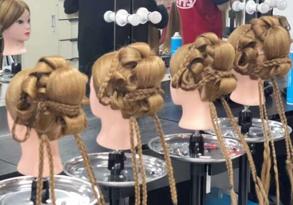 南寧化妝發(fā)型學(xué)校：發(fā)型對(duì)化妝的重要性