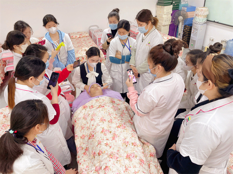 如何使用美容儀器進行面部深層清潔