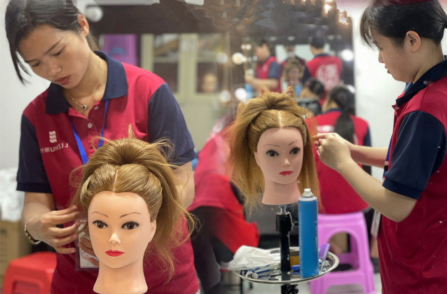 廣西學(xué)化妝發(fā)型：復(fù)古發(fā)型手法解析