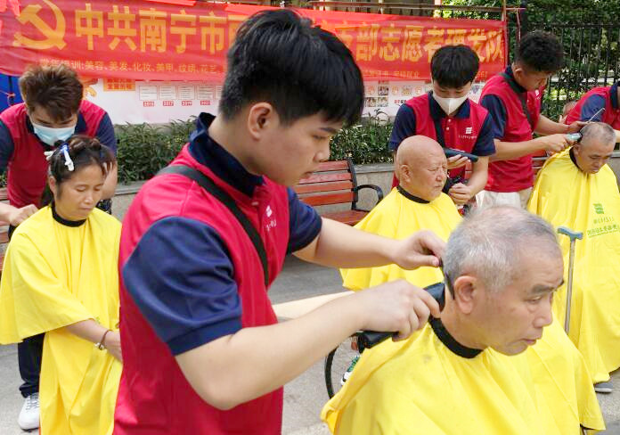 我為群眾辦實事--南寧美發(fā)學校志愿服務