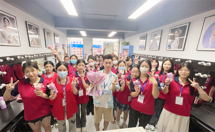 廣西化妝學校六一活動，儀式氛圍感拉滿