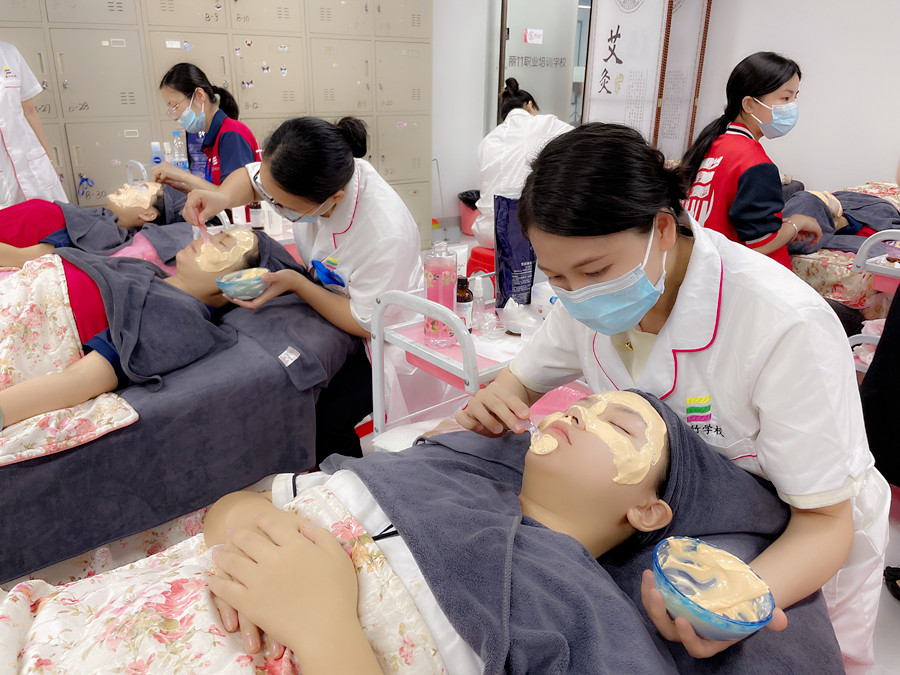 哪些人適合敷軟膜？廣西美容面部護膚課程